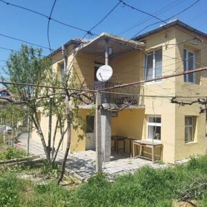 Komplett möbliertes und renoviertes Haus mit 4 Schlafzimmern in Bolyarovo, Region Jambol