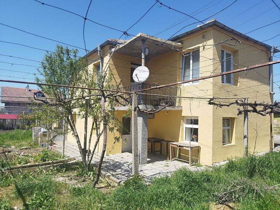 Komplett möbliertes und renoviertes Haus mit 4 Schlafzimmern in Bolyarovo, Region Jambol