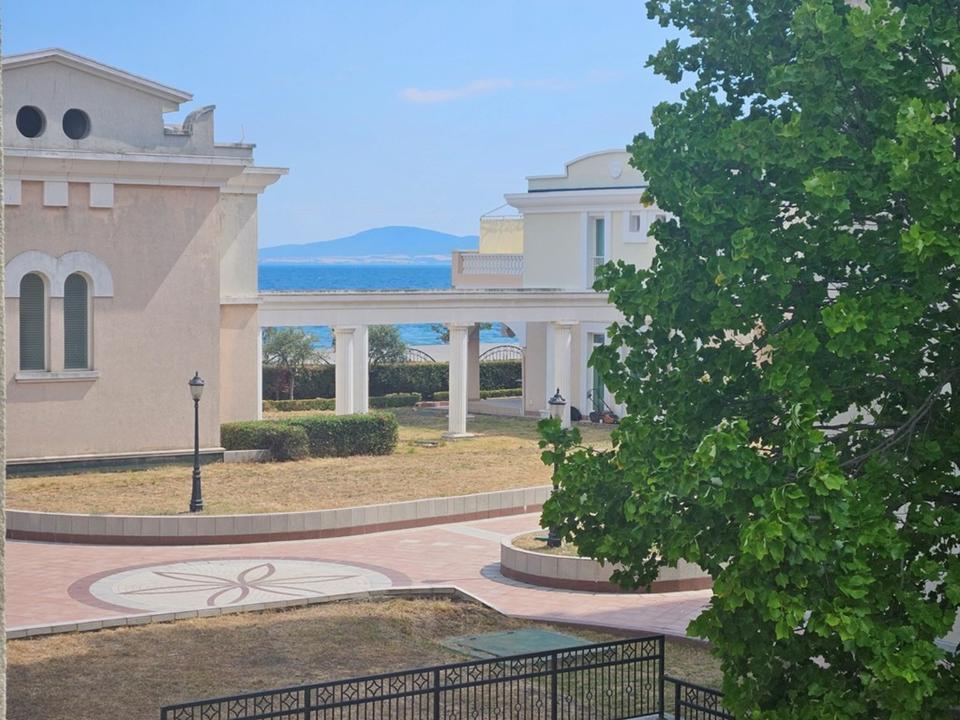 Pomorie, Bulgarien – vollständig eingerichtete Dreizimmerwohnung im Komplex Sunset – Bild 14