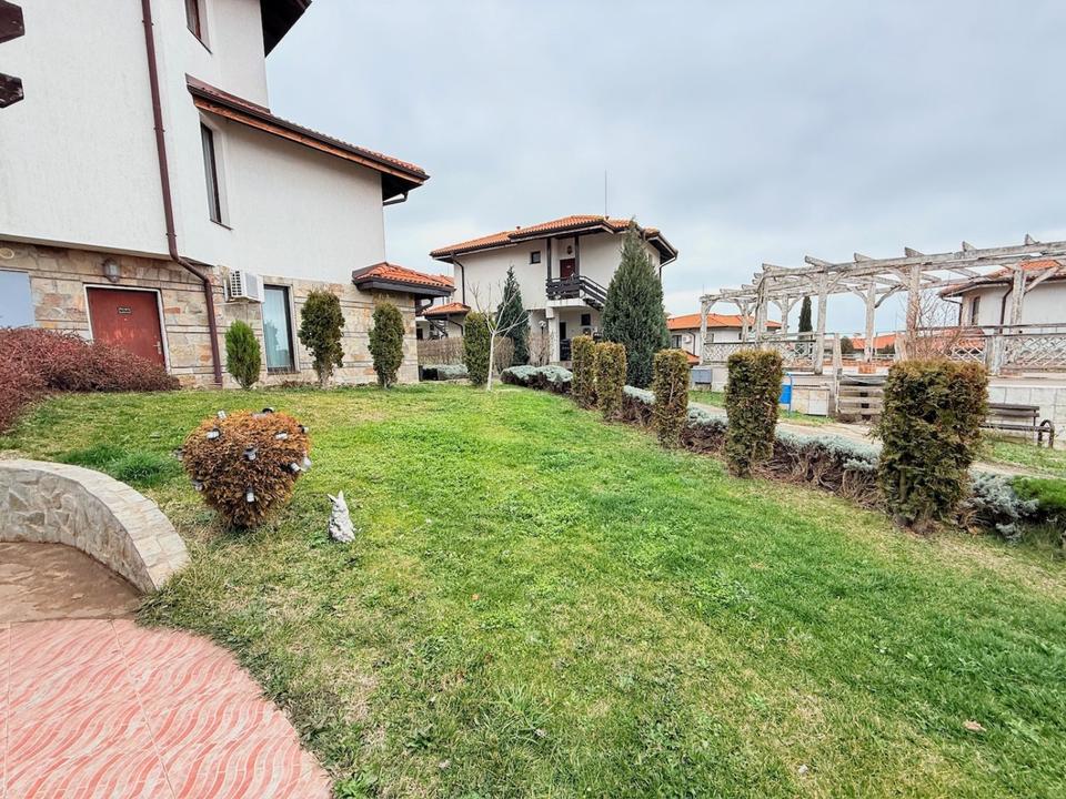 Ausgezeichnete möblierte 3-Zimmer-Wohnung in Koscharitsa, Bulgaria – Bild 3