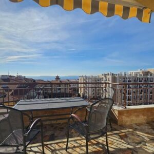 Penthouse-Wohnung mit zwei Schlafzimmern im Komplex "Aqua Dreams"