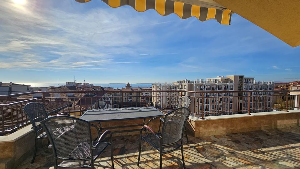 Penthouse-Wohnung mit zwei Schlafzimmern im Komplex "Aqua Dreams"