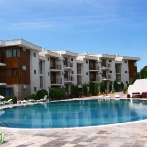 Wunderschöne, vollständig ausgestattete und möblierte Zwei-Zimmer-Wohnung zum Wiederverkauf im 4. Stock des Komplexes Messambria Fort Beach in Elenite – nur wenige Meter vom herrlichen Strand entfernt