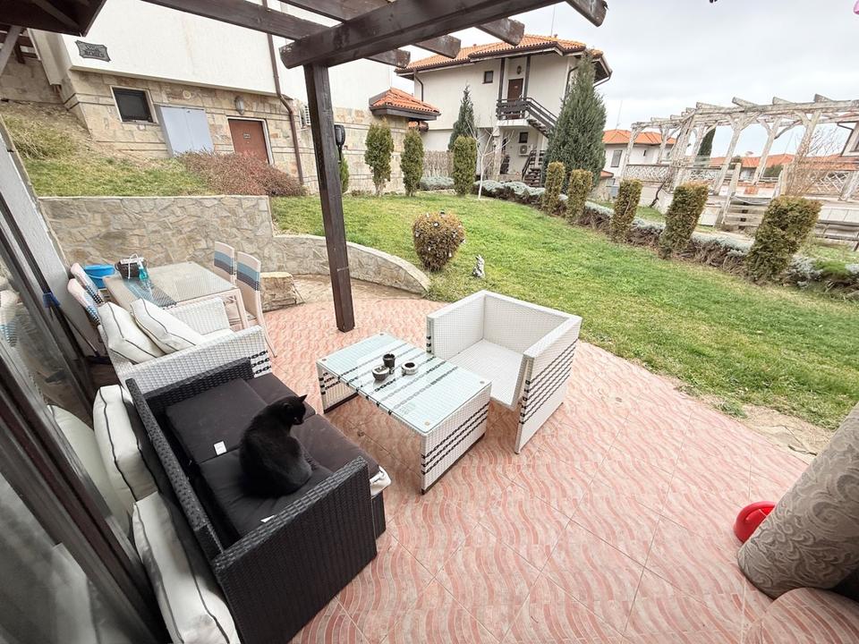 Ausgezeichnete möblierte 3-Zimmer-Wohnung in Koscharitsa, Bulgaria – Bild 2