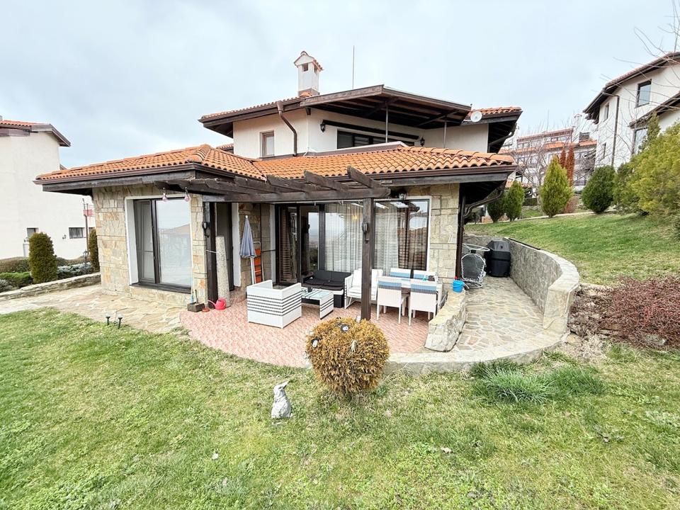 Ausgezeichnete möblierte 3-Zimmer-Wohnung in Koscharitsa, Bulgaria