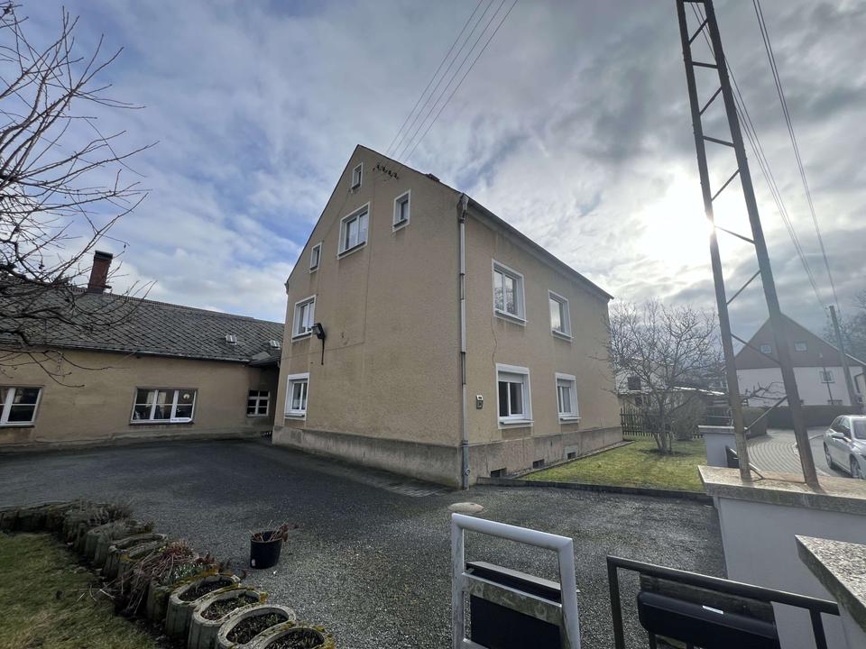 Hobbybastler und Autoliebhaber aufgepasst! Großes Wohnhaus mit eigener Werkstatt! – Bild 2